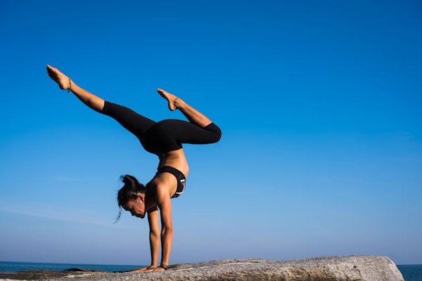 Où trouver des stages de yoga gratuits en Inde?